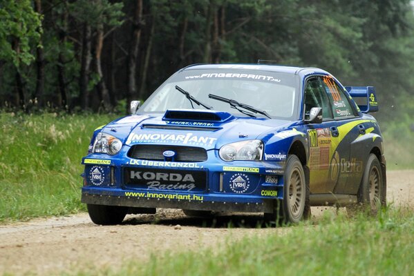 Subaru hebt bei der Rallye den Kies nach oben