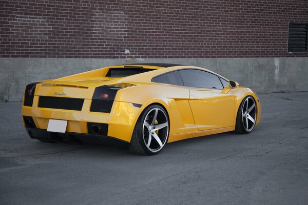 Ladrillo rojo sobre fondo amarillo Lamborghini