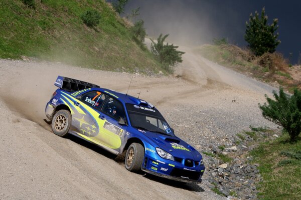 Une voiture de sport descend d une montagne sur du sable avec du gravier