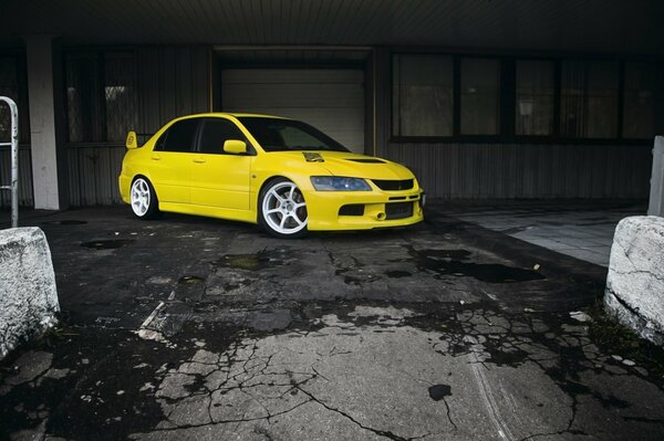 Automobile di Mitsubishi Lancer Evolution di colore giallo