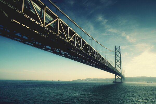 Pont sur le Détroit sortant dans les nuages