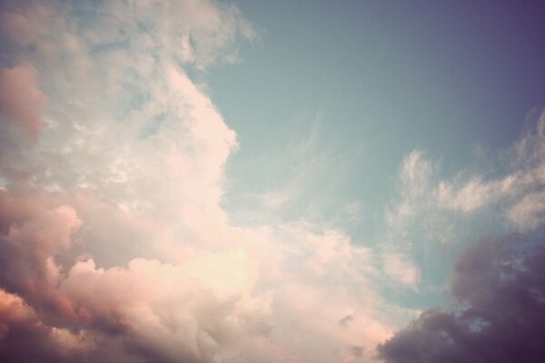 Delicado cielo rosa con nubes blancas