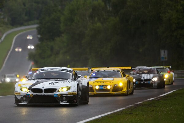 Coches de carreras en la pista a la espera de un comienzo