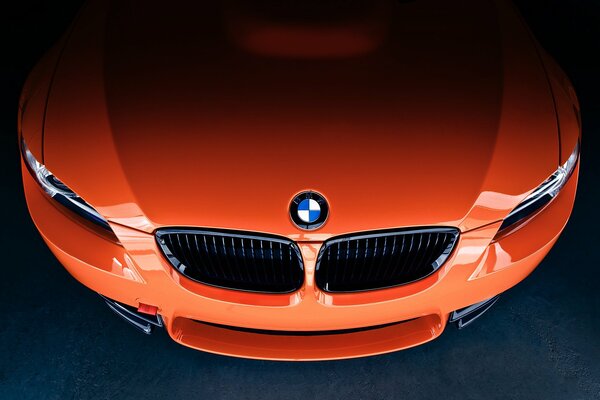 Bmw lime rock park edition in Orange mit Blick auf das Symbol vorn