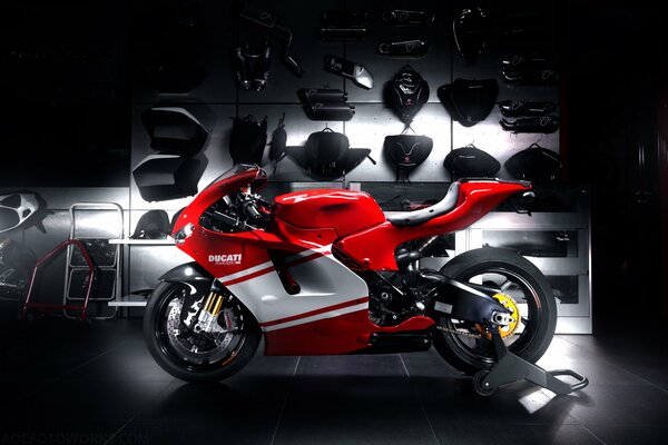 Ducati sportbike con spettacolare podstvetki sullo sfondo di stelage con pezzi di ricambio