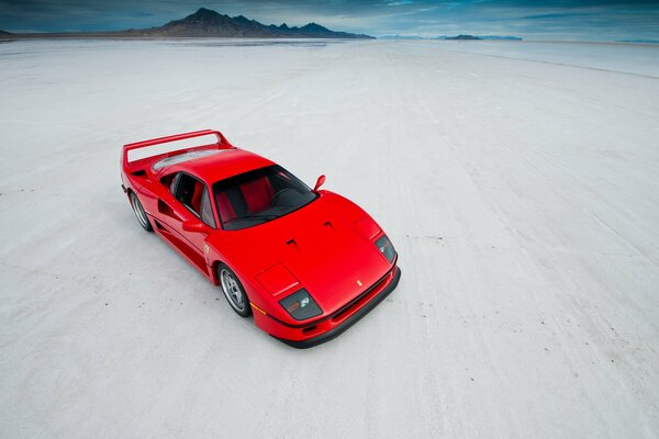 Ferrari rouge sur sable blanc