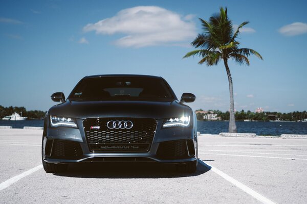 Voiture d Audi RS7 sur le parking