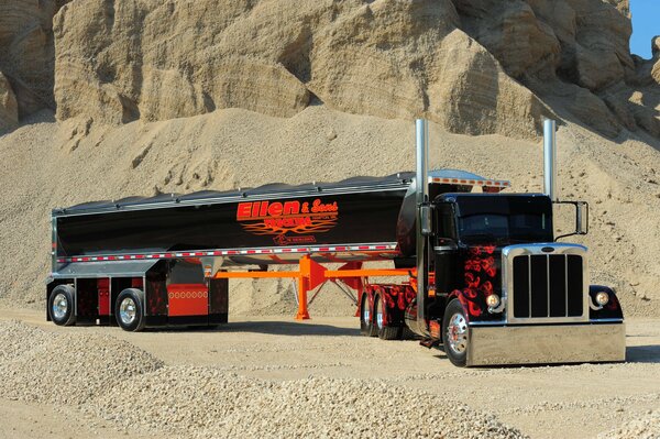 Camion lungo in piedi nel deserto