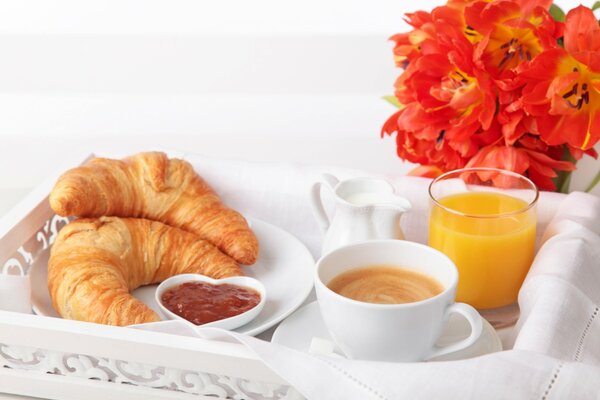 Desayuno en la cama con cruasanes y mermelada