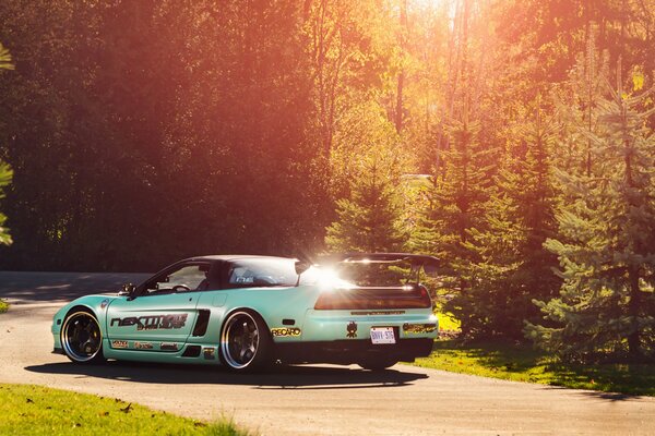 Getunte honda nsx in der Waldsonne