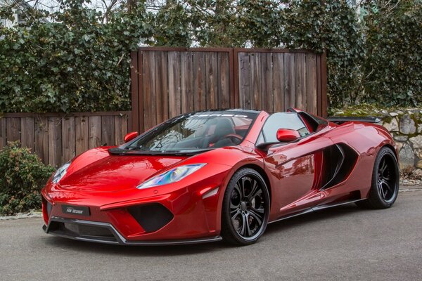 McLaren MP4-12C rosso surercar con messa a punto