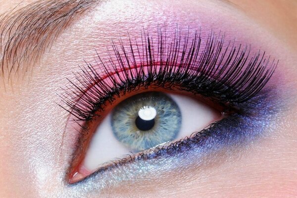 Blaue Augen mit hellem Make-up