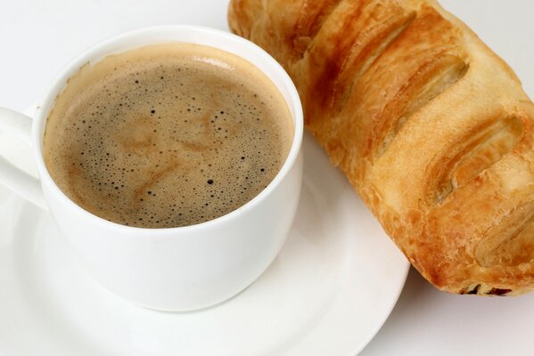 Petit-déjeuner modeste de café et de petits pains