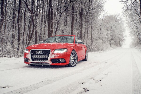 Roter audi s4 auf verschneiter Straße