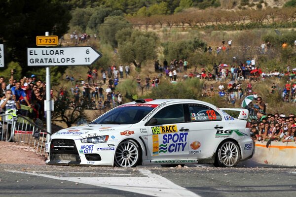 Voiture de course Mitsubishi au tour