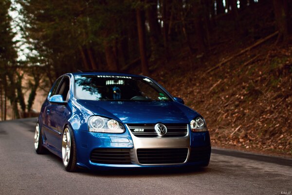 Auf der Herbststraße - blauer Vw Golf