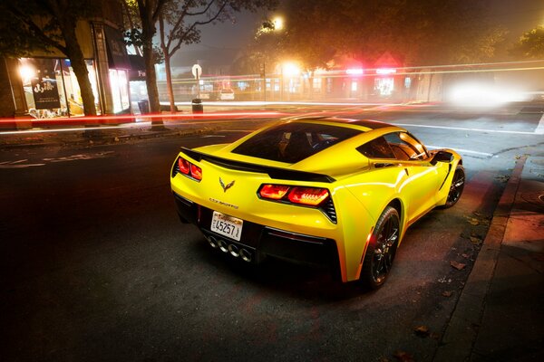 Giallo sport car bang-out in città