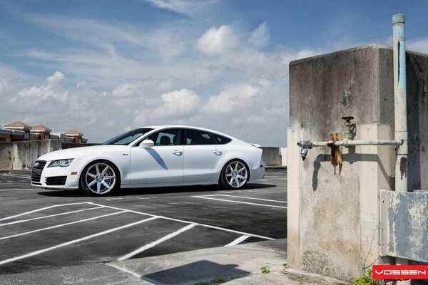 Audi blanco contra el cielo