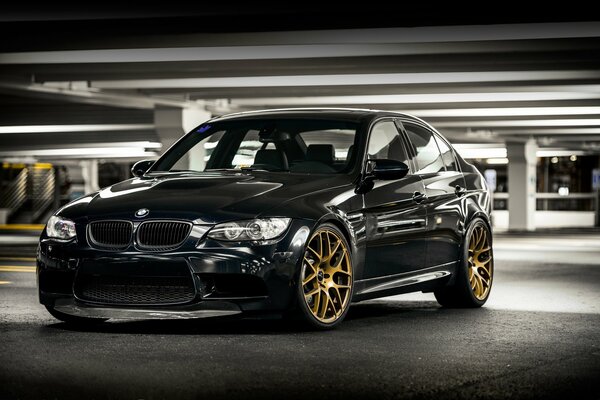 Granatowy BMW M3 na parkingu