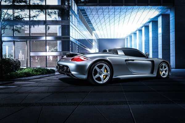 Porsche Carrera sur le fond d un bâtiment lumineux