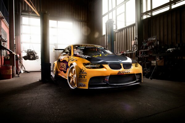 Orange Auto bmw m3 in der Garage