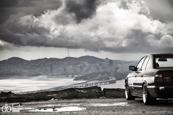 BMW clásico en el fondo de la ciudad de montaña