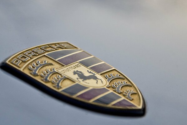 Escudo de metal con logo Porsche