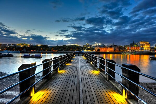 Muelle urbano en las luces de la ciudad nocturna