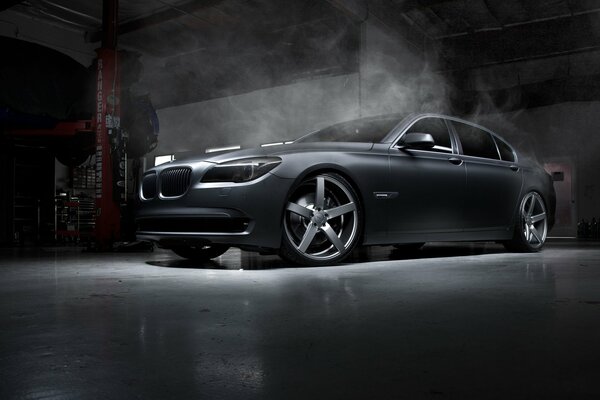 BMW cool sur fond de garage gris