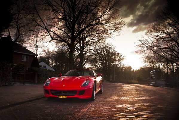 Dans la rue d automne rouge voiture de sport Ferrari