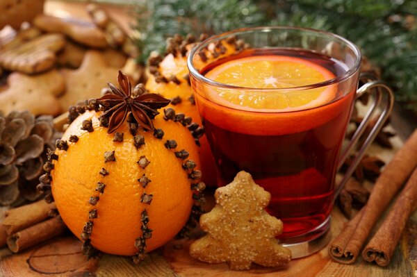 Vino caliente elegante con galletas