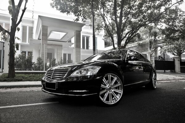 Noir Mercedes Benz tourne dans la ville