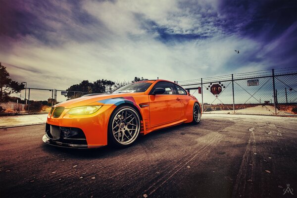 Coche deportivo naranja en el merengue militar de EE.