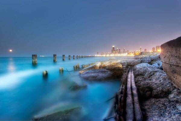 Ciudad en la niebla en la costa del mar