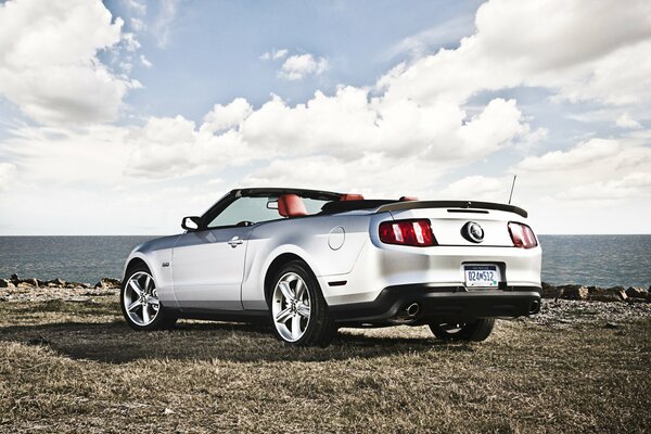 Ford Mustang / Cabriolet sulla costa del mare