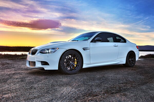 BMW blanco al atardecer