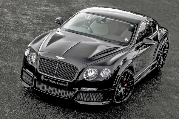 Czarny bentley onyx na asfalcie