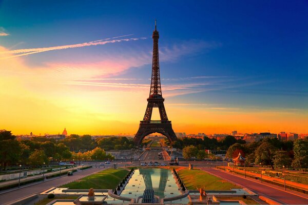 Tour Eiffel sur fond de coucher de soleil et de beaux nuages