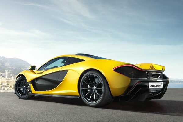 Voiture de sport jaune sur la route