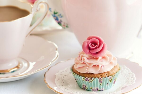 Zartes Dessert mit einer Rosette aus Sahne zum Kaffee