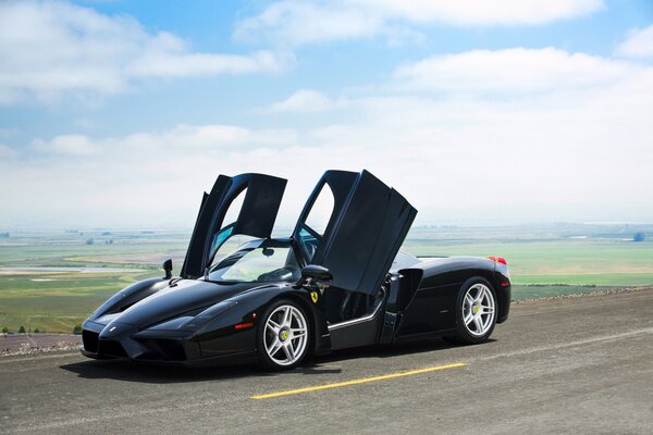 Ferrari negro con las puertas abiertas