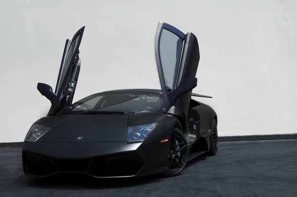 Lamborghini noir avec portes ouvertes