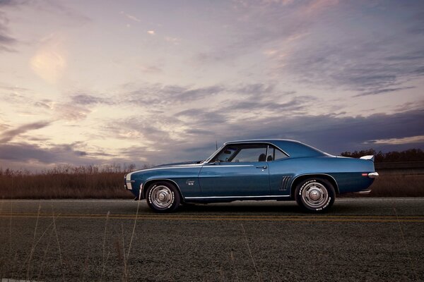 Camaro bleu classique se dresse sur la route