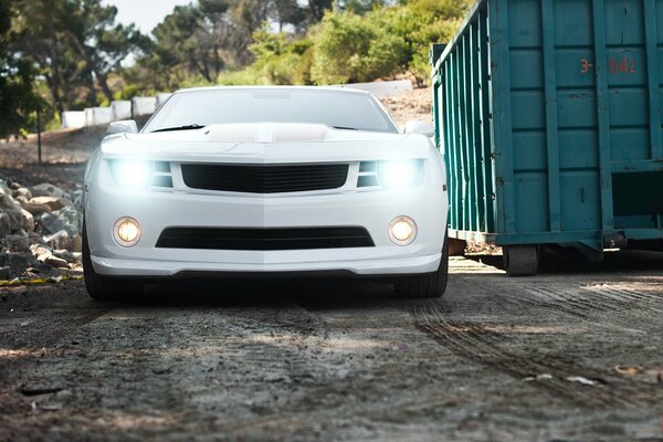 Chevrolet Camaro bianca con fari accesi