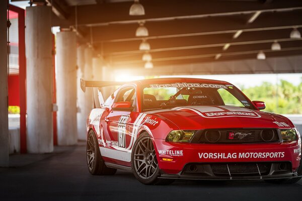 Ford Mustang rouge dans le parking