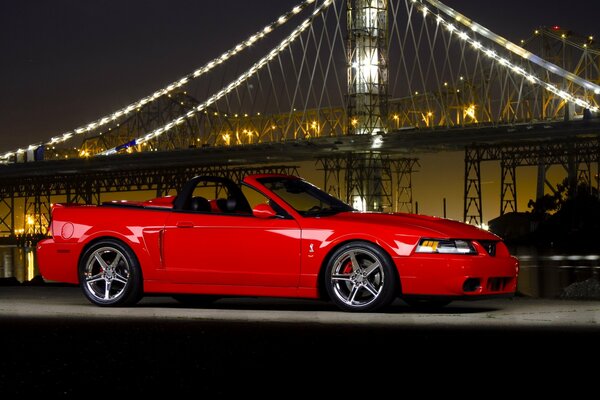 Rouge ford mustang nuit dans le profil