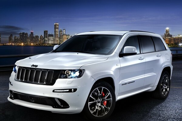 Jeep grand cherokee Auto im Hintergrund der Nachtstadt