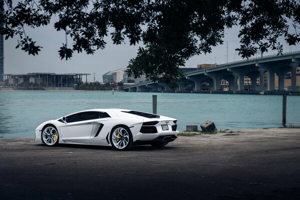 Lamborghini bianca sulla spiaggia della città