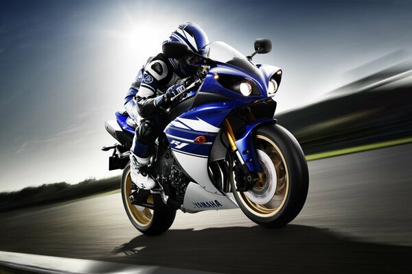 Moto deportiva yamaha a gran velocidad