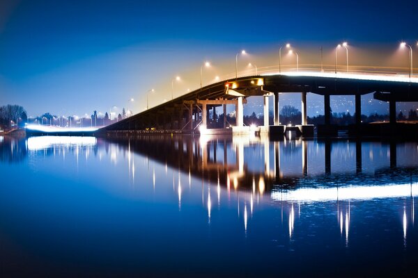 Nachtbrücke, die im Wasser reflektiert wird